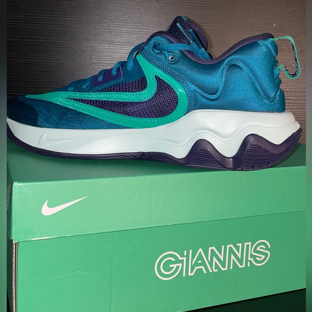 Nike Giannis Turquoise and Navy Sneakers men’s size 9 new in box